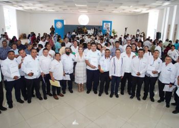 Carlos Joaquín entrega obras viales, certificados a taxistas y sellos de calidad turística a solidarenses