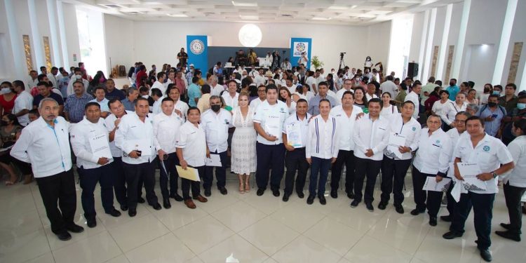 Carlos Joaquín entrega obras viales, certificados a taxistas y sellos de calidad turística a solidarenses