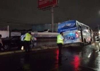 Imprudencia al volante provoca choque entre camión de transporte público y un poste en Cancún
