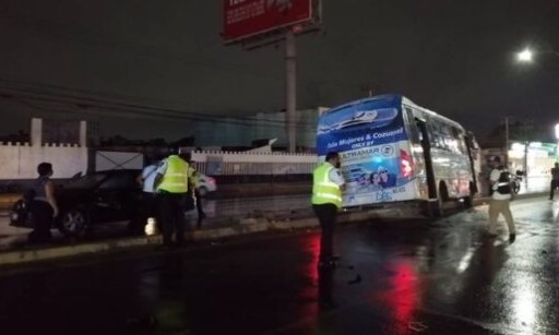 Imprudencia al volante provoca choque entre camión de transporte público y un poste en Cancún