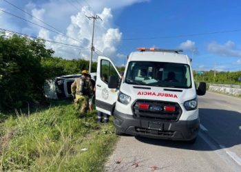 Camioneta termina volcada en una zanja del acceso principal de Puerto Aventuras