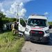 Camioneta termina volcada en una zanja del acceso principal de Puerto Aventuras