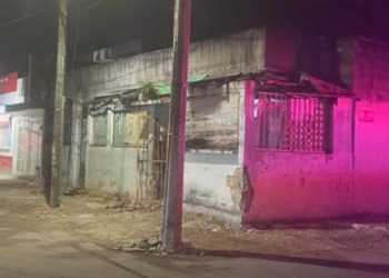 Sujetos armados disparan en contra de la fachada de una casa en Cancún; un hombre resulta herido