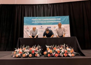 Firman compromiso por la integridad empresarial promovida por ciudadanos por la transparencia y USAID en Quintana Roo