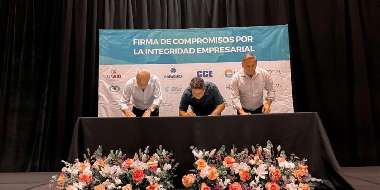 Firman compromiso por la integridad empresarial promovida por ciudadanos por la transparencia y USAID en Quintana Roo
