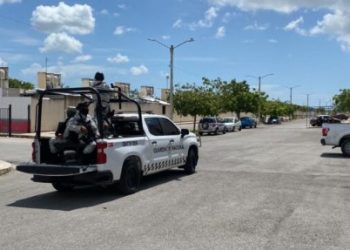 Aseguran a sujeto tras disparar en contra de elementos policiacos en Cancún