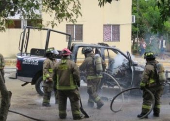 Falla eléctrica provoca incendio y la pérdida total de una patrulla