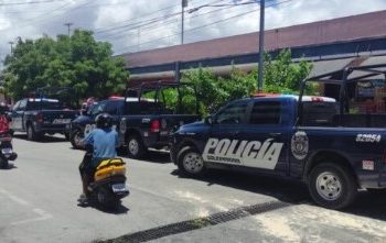 Aseguran a dos extorsionadores armados en el Mercado Playa del Carmen