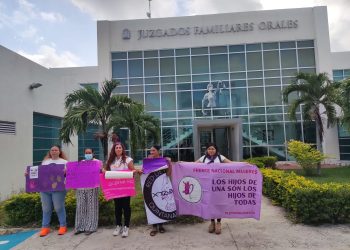 Se manifiestan integrantes del frente nacional de mujeres por casos de violencia vicaria