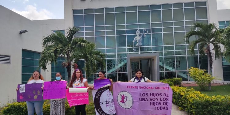 Se manifiestan integrantes del frente nacional de mujeres por casos de violencia vicaria