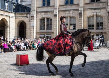 Caballos y creaciones sobre naturales en la Semana de la Moda de París