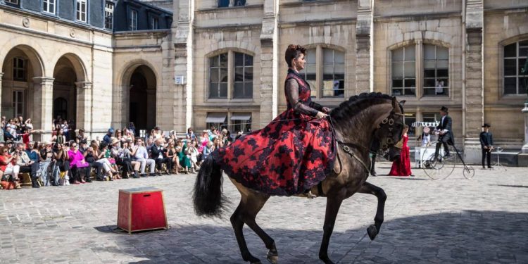 Caballos y creaciones sobre naturales en la Semana de la Moda de París
