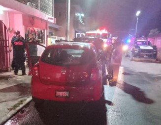 Motociclistas pirómanos incendian dos vehículos en colonia de Chetumal
