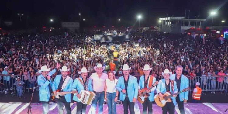 Alcalde de Salinas Victoria invierte 12 millones de pesos para feria con presencia de grupos musicales
