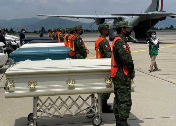 Llegan 16 cuerpos de migrantes a México tras ser abandonados en un tráiler en Texas