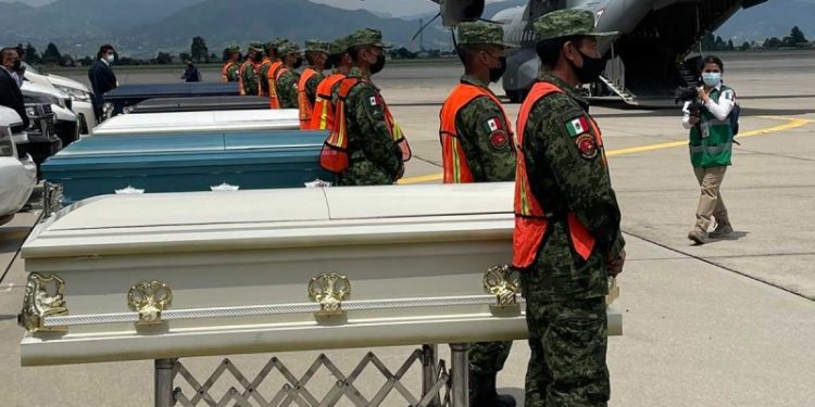 Llegan 16 cuerpos de migrantes a México tras ser abandonados en un tráiler en Texas