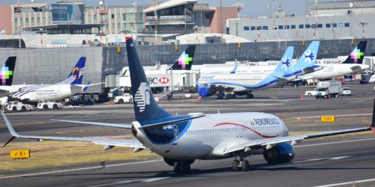 AICM registró retrasos en sus vuelos tras cerrar una pista para reparar bache