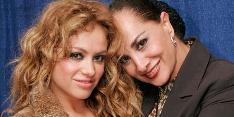 Con un emotivo mensaje regresó Paulina Rubio a los escenarios tras la muerte de Susana Dosamantes: “Te dedico mi vida mamita”