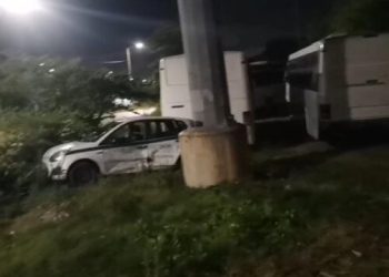 Conductor se da a la fuga tras chocar contra un taxi en Cancún