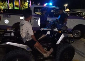 Elementos de la Policía Turística brindan apoyo a menor de edad abandonado en playa de Cancún
