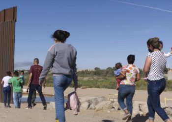Los alcaldes de Nueva York y Washington solicitan ayuda al presidente Joe Biden ante el aumento de migrantes en sus ciudades