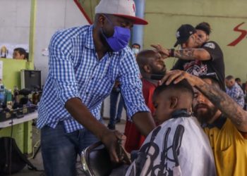 Migrantes varados en la frontera norte de México optan por un empleo en territorio mexicano