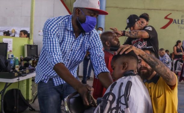 Migrantes varados en la frontera norte de México optan por un empleo en territorio mexicano