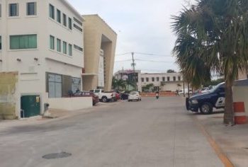 Colisión entre una patrulla de Solidaridad y una motocicleta, deja a una mujer lesionada gravemente