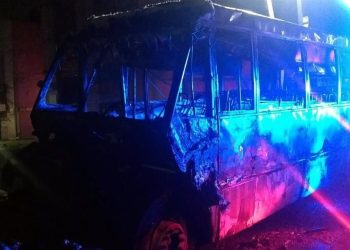 Camión de pasajeros es incendiado después de atropellar a un sujeto en Michoacán