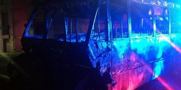 Camión de pasajeros es incendiado después de atropellar a un sujeto en Michoacán