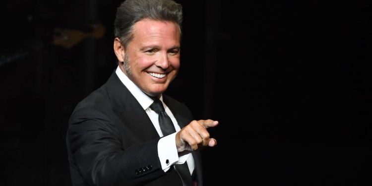 ¡¿Se compromete?! Luis Miguel fue visto comprando anillo de compromiso