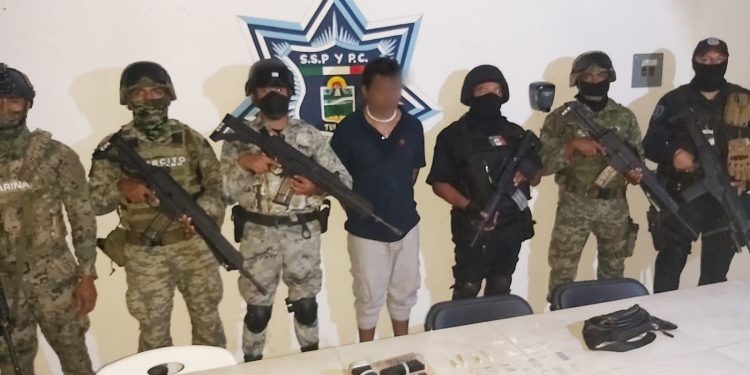Detienen a sujeto armado y con presunta droga en Tulum