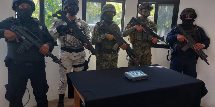 Aseguran paquete con presunta cocaína en playas de Akumal