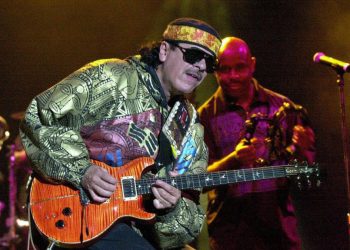 Carlos Santana, guitarrista mexicano se desmaya en pleno escenario en Michigan