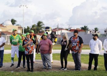 Carlos Joaquín entregó la obra de rehabilitación del campo de béisbol “Javier Rojo Gómez” en Cozumel
