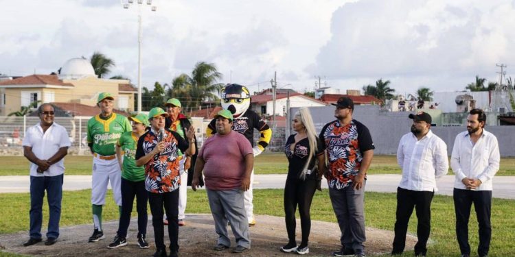 Carlos Joaquín entregó la obra de rehabilitación del campo de béisbol “Javier Rojo Gómez” en Cozumel