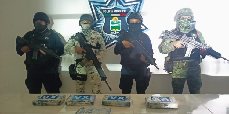 Hallan 5 paquetes de presunta cocaína en playas de Tulum