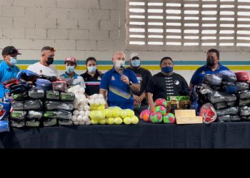 Entrega la Cojudeq material deportivo para el fomento al deporte