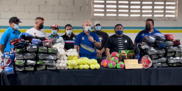 Entrega la Cojudeq material deportivo para el fomento al deporte