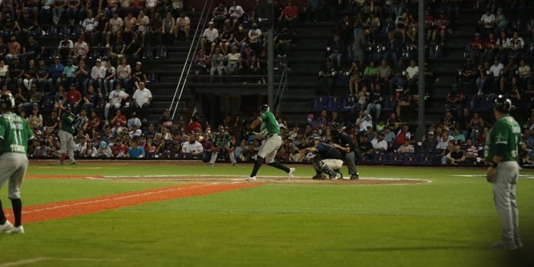 Tecos viene de atrás y vence a Olmecas en inicio de serie