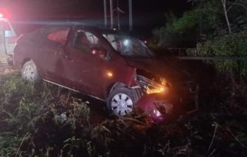 Automóvil termina volcado fuera de la carretera Playa del Carmen – Puerto Morelos