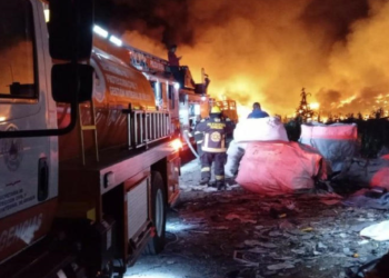 Controlan incendio en una recicladora de Puebla