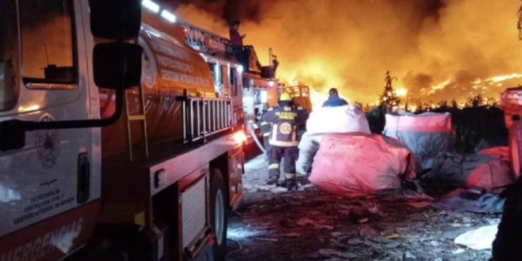 Controlan incendio en una recicladora de Puebla
