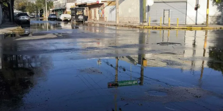 A pesar de la crisis se registra una fuga de agua potable en Monterrey