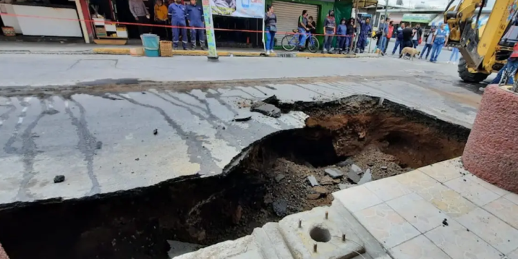 Fuerte fuga de agua provoca un socavón en la alcaldía Iztapalapa