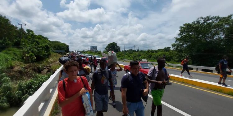 Suben a 615 mdd las ganancias de traficantes migrantes al año