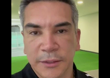 «Alito» Moreno denunció haber sido retenido en el AICM por presunta alerta migratoria