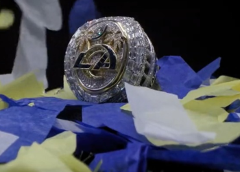 Los Rams, campeones del Super Bowl LVI reciben anillos con réplica de su estadio