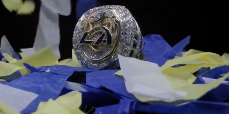Los Rams, campeones del Super Bowl LVI reciben anillos con réplica de su estadio