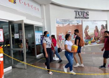 A pesar de rebrote Covid personas arriban las plazas